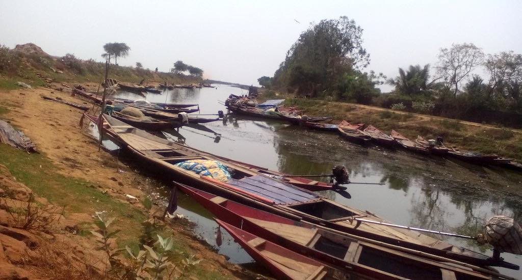 Many boats in Chilika’s banks near Mangalajodi remain idle because fishermen have migrated to work as laborers. (Photo by Rakhi Ghosh)